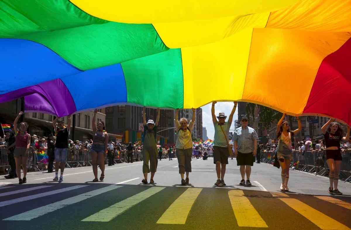 为了支持LGBT人群，不义联盟2手游推出了暴打双性恋角色的活动